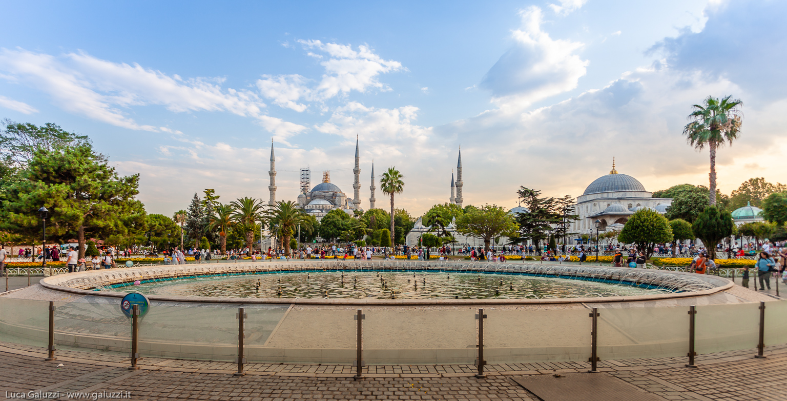 La Moschea Blu (1617) vista dalla Sultan Ahmad Maydan Fountain