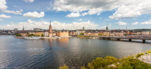 Gamla Stan, la parte più antica di Stoccolma è composta da tre isole: Riddarholmen, Staden e Helgeandsholmen. Qui nacque nel 1255 la prima fortificazione e quindi il primo nucleo della città. Questa fotografia è stata scattata da Monteliusvagen, strada panoramica di Södermalm.