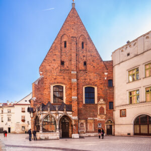 In piazza Mariacki si trova la Kosciol swietej Barbary (chiesa di Santa Barbara), la chiesa gotica (1394-1402) passata nel '500 ai Gesuiti e affrescata nel XVIII secolo