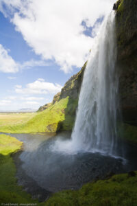 Seljalandsfoss, la Cascata Liquida, è tra le più note cascate dell´Islanda.