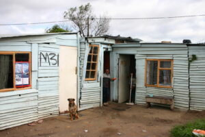 Il nome Khayelitsha significa "Casa Nuova" nella lingua xhosa.