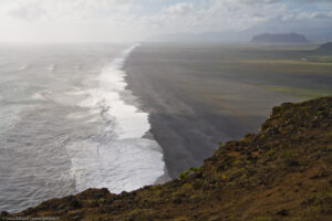 La spiaggia nera di Reynisdrangar vista dal promontorio di Dyrhólaey