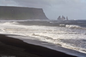 Reynisdrangar: faraglioni basaltici a fianco della montagna Reynisfjall