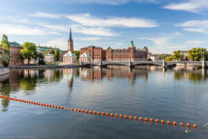 Il ponte Vasabron, con la chiesa di Riddarholmen e i palazzi di Stenbock sullo sfondo, visti dal ponte pedonale Riksbron che collega il quartiere Norrmalm con Gamla Stan