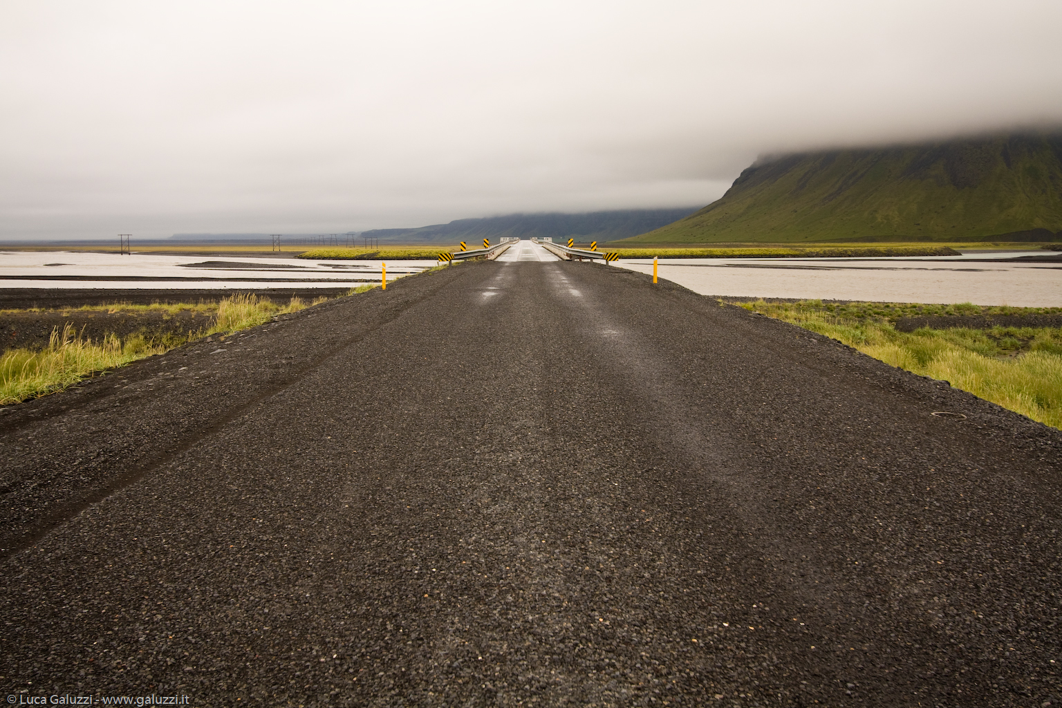 La Hringvegur, o "La Strada Anello", è una delle strade principali islandesi, e percorre l´isola in forma circolare in 1.339 km