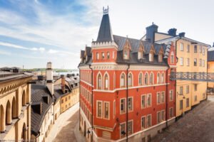 Nessuno sa perché Larsson abbia scelto questo particolare edificio dove ambientare l'abitazione di Mikael Blomkvist, protagonista della trilogia Millennium. Affacciato sulla baia di Saltsjon e sulla città vecchia di Stoccolma, l'edificio offre una splendida vista sulla città medievale.