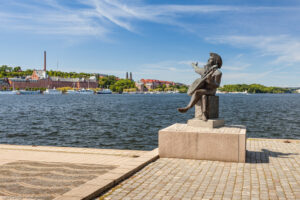 Evert Taubes terrass è uno dei luoghi più popolari di Riddarholmen a Stoccolma perché offre una splendida vista sulla baia Riddarfjärden del lago Mälaren tra l'isola di Södermalm e l'isola di Kungsholmen