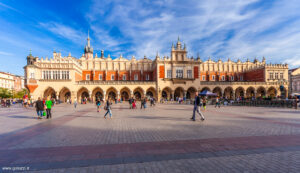 Rynek Główny, pianificata nel 1257 per ospitare il mercato cittadino, è divisa a metà dal Palazzo del tessuto mentre su un angolo della piazza sorge la Basilica di Santa Maria. Nel dicembre 2005 la piazza è stata votata dal Project for Public Spaces come la miglior piazza del mondo.