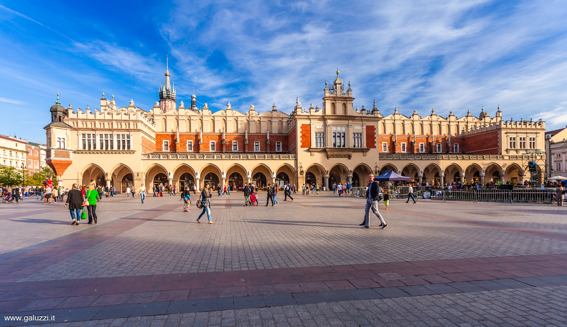 Rynek Główny, pianificata nel 1257 per ospitare il mercato cittadino, è divisa a metà dal Palazzo del tessuto mentre su un angolo della piazza sorge la Basilica di Santa Maria. Nel dicembre 2005 la piazza è stata votata dal Project for Public Spaces come la miglior piazza del mondo.