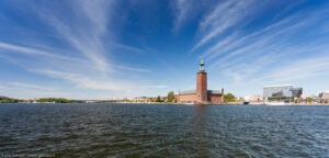 Stadshuset. Il Municipio di Stoccolma è situato sulla punta orientale dell'isola di Kungsholmen e si affaccia sulle acque del lago Mälaren. È anche la sede del banchetto dei premi Nobel e viene considerato uno degli esempi più importanti di romanticismo svedese.