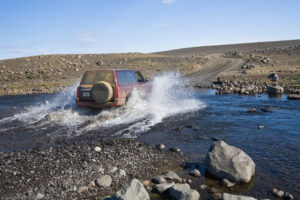 Guado lungo la strada F910 Drekagil per soli veicoli 4x4