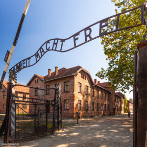 Arbeit macht frei, il lavoro rende liberi, è l'insegna posta all'ingresso del campo di concentramento di Auschwitz