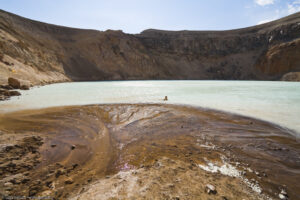 L´acqua solforosa all´interno del cratere Viti ha una temperatura costante di circa 25°C, ideale per una nuotata