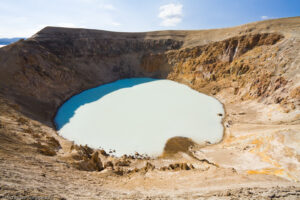 Il cratere Viti dello stratovulcano Askja contiene un lago geotermico con acqua blu opaca ricca di minerali con temperatura costante di circa 25°C