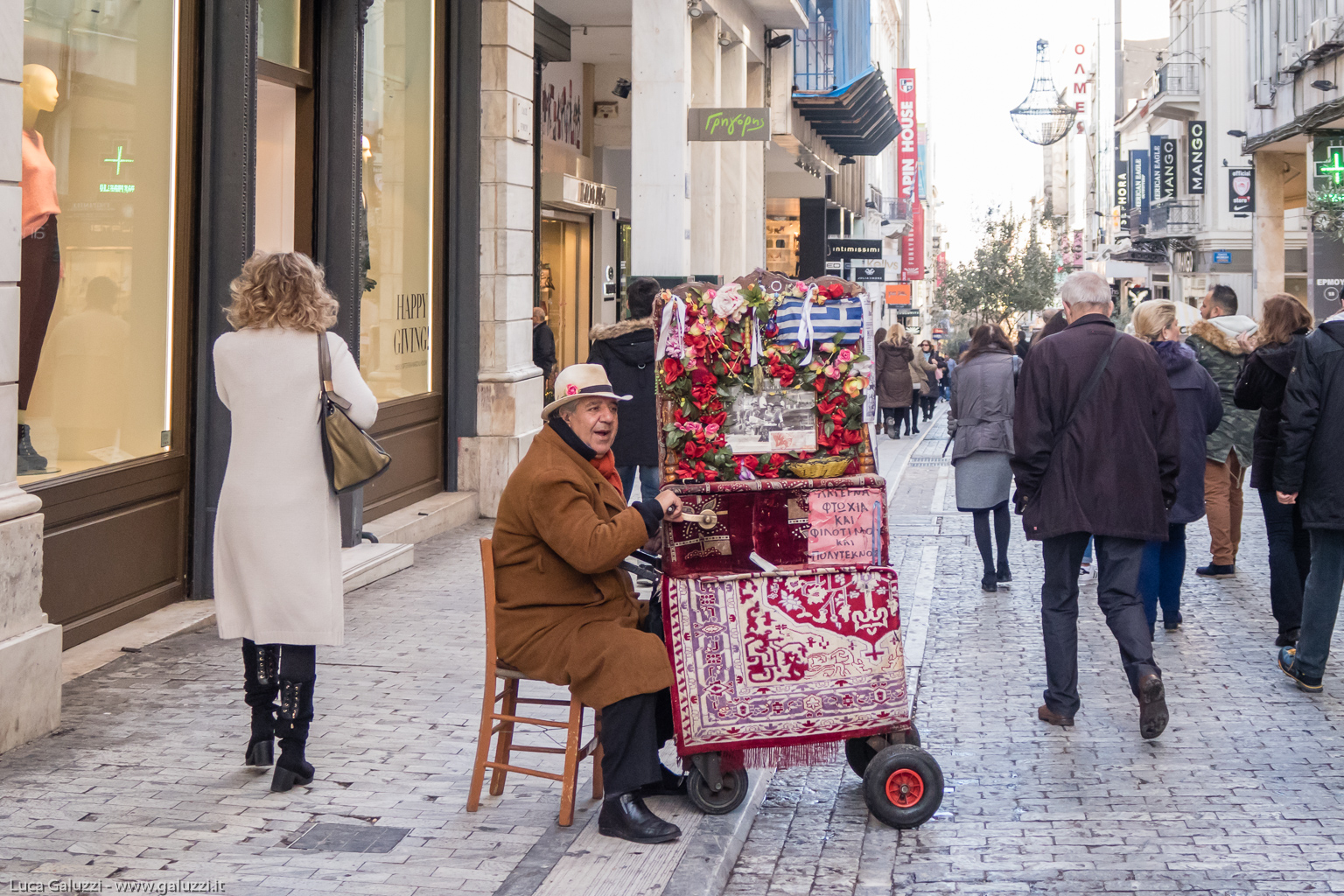 Ermou, la "Strada Hermes" è una strada lunga un chilometro e mezzo nel centro di Atene