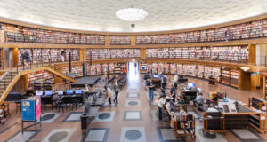 Stadsbiblioteket, la splendida Biblioteca civica di Stoccolma contiene oltre 2 milioni di volumi e 2,4 milioni di nastri audio, CD e libri audio