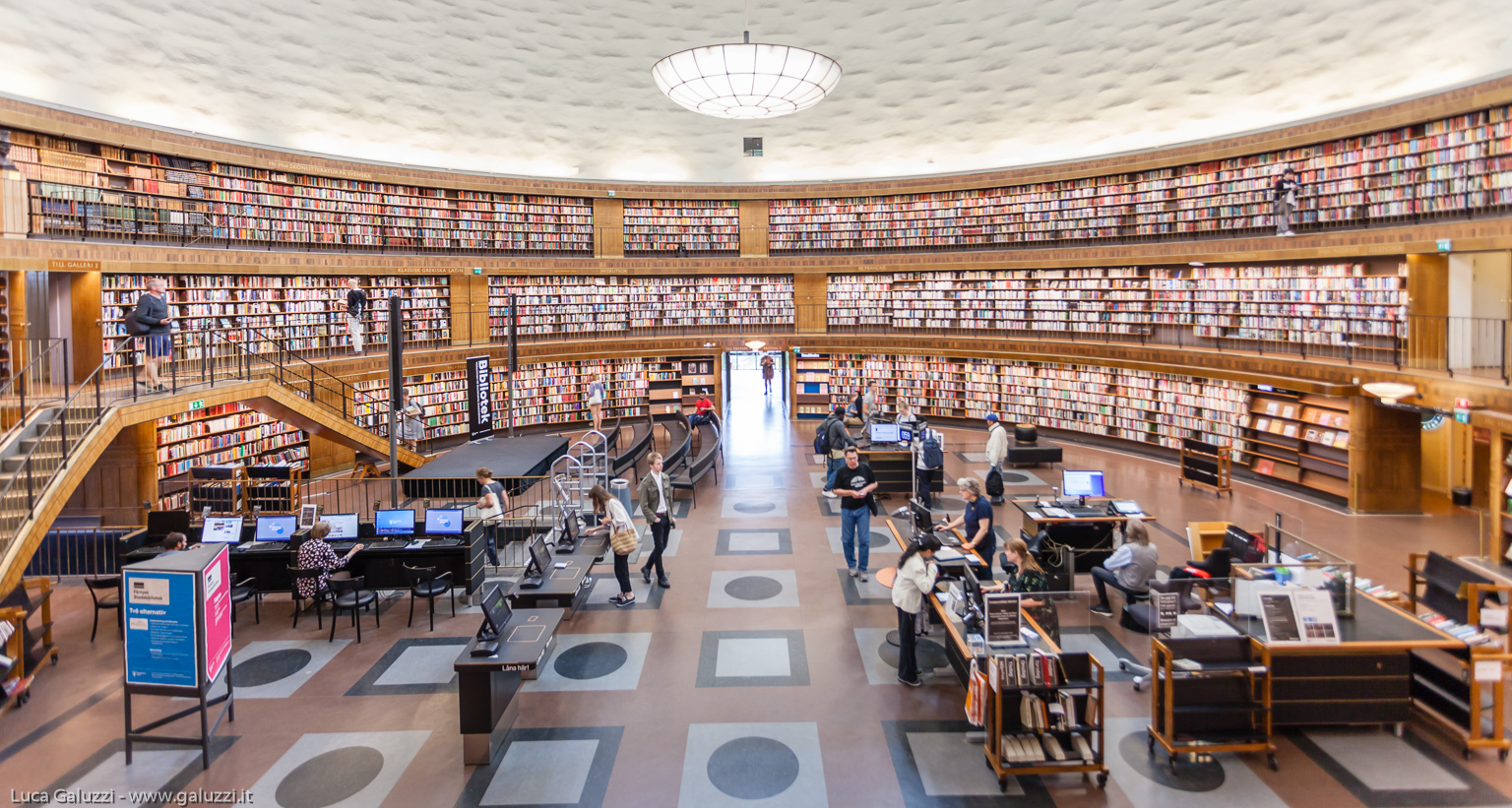 Stadsbiblioteket, la splendida Biblioteca civica di Stoccolma contiene oltre 2 milioni di volumi e 2,4 milioni di nastri audio, CD e libri audio