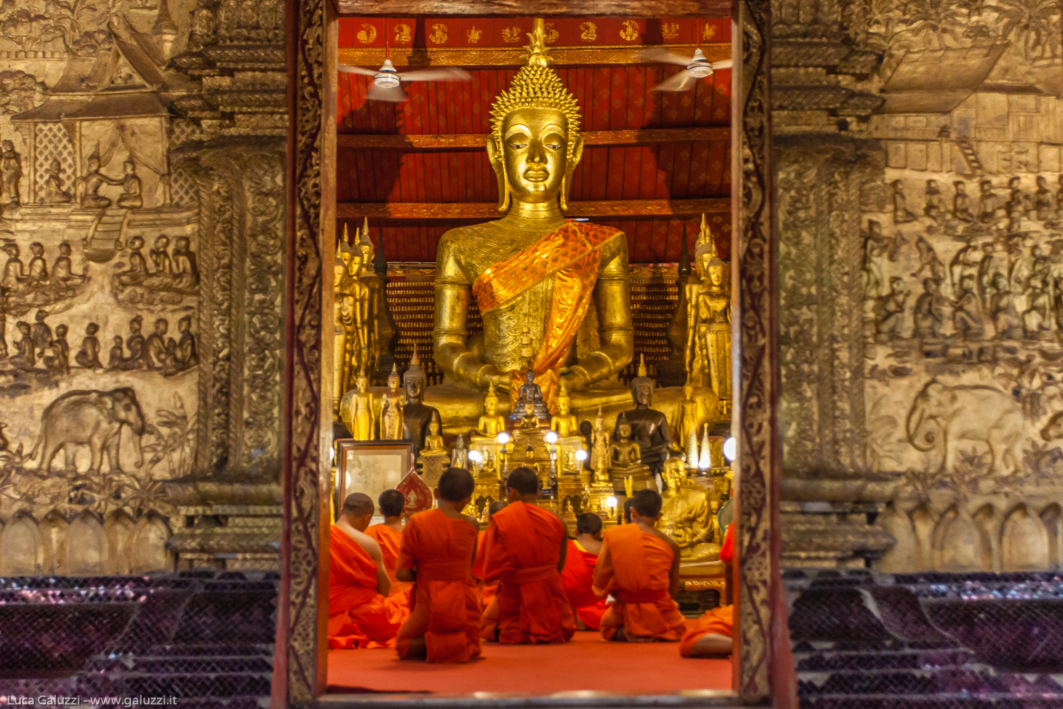 Dal 1894 il Wat Mai ospita il Sangharat, il capo spirituale del buddhismo laotiano.