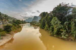 Nam Song (il fiume Song) attraversa Vang Vieng