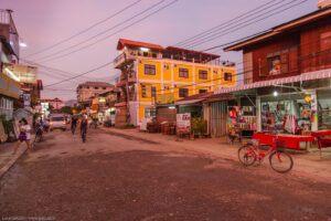 Vang Vieng è una città orientata al turismo in Laos, nella provincia di Vientiane