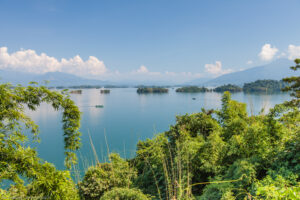 I fiume Nam Ngum è lungo 354 km ed è uno dei maggiori tributari del Mekong nel Laos