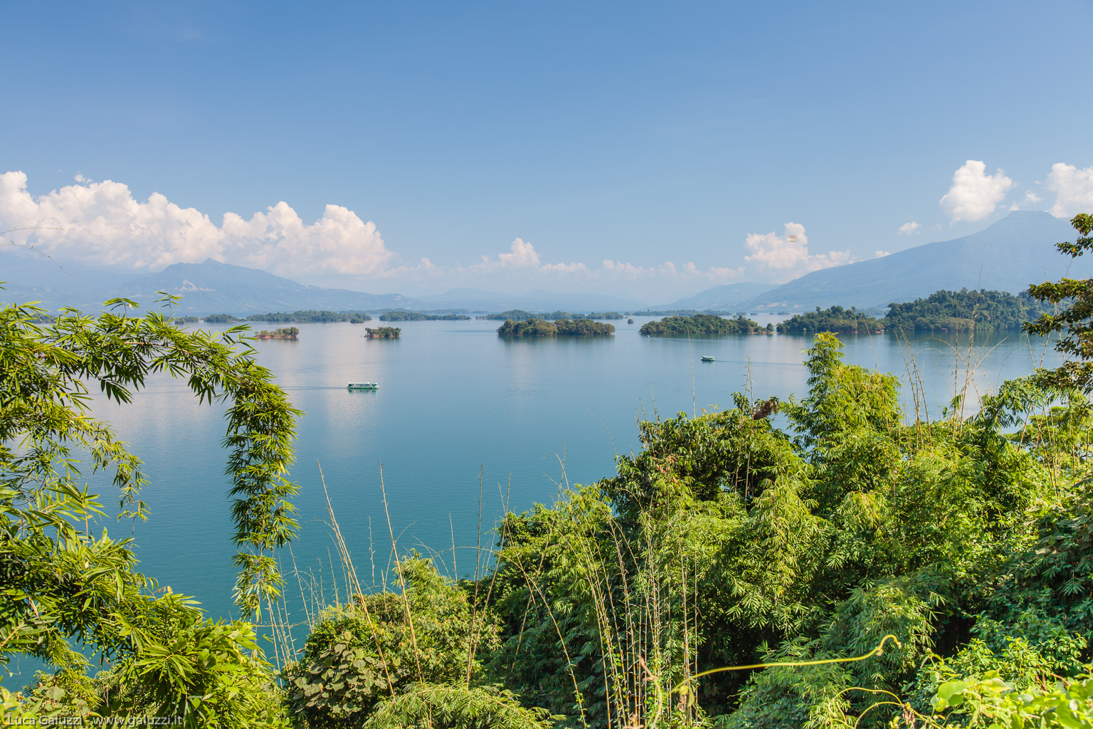 I fiume Nam Ngum è lungo 354 km ed è uno dei maggiori tributari del Mekong nel Laos