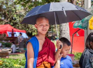 I buddisti laotiani sono molto devoti e quasi tutti gli uomini Lao si uniscono ad un monastero, o tempio, per almeno un breve periodo di tempo. Basandosi sul buddismo laotiano, alle donne del Laos viene insegnato che possono raggiungere il nirvana solo dopo essere rinate come uomini.