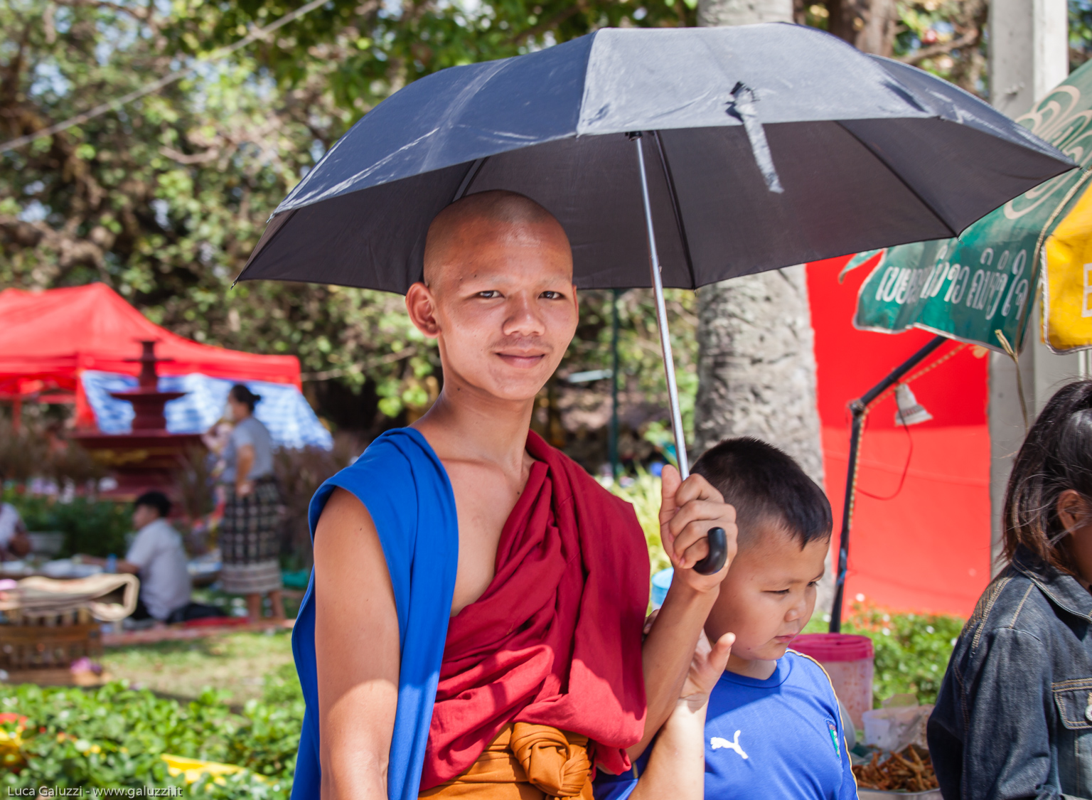 I buddisti laotiani sono molto devoti e quasi tutti gli uomini Lao si uniscono ad un monastero, o tempio, per almeno un breve periodo di tempo. Basandosi sul buddismo laotiano, alle donne del Laos viene insegnato che possono raggiungere il nirvana solo dopo essere rinate come uomini.