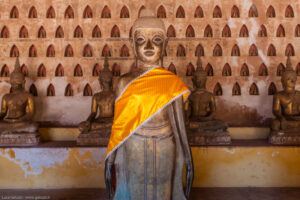 Wat Si Saket presenta un muro del chiostro con oltre 2.000 immagini di Buddha in ceramica e argento.
