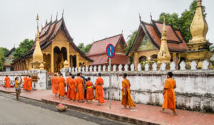 Tak Bat, la raccolta di elemosine mattutina è una tradizione buddista molto affascinante, ancora viva a Luang Prabang