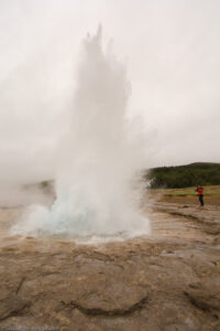 Strokkur nella zona di Geysir proietta colonne d´acqua alte fino a 20-30 metri ogni 5-8 minuti