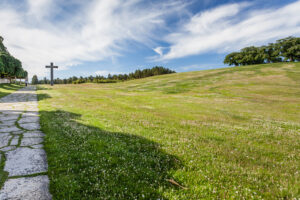 Skogskyrkogården. Nella progettazione del "Cimitero del Bosco" Lewerentz e Asplund posero particolare attenzione ai percorsi che portano ai diversi edifici e ai paesaggi circostanti, i viali di accesso alle cappelle sono progettati in modo da accompagnare le emozioni dei visitatori verso il rito funebre, gli accessi sono solenni, come ad esempio nel viale alberato che porta alla cappella della Resurrezione mentre le uscite portano verso ambienti naturali sereni e piacevoli per riconciliare le persone con il proseguimento della vita.