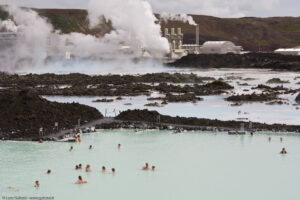 Nuvole di vapore si innalzano dalla Laguna Blu nella penisola di Reykjanes