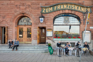 Stene Isacsson, dopo 22 anni di cui 16 come socio, lascia l'Akkurat, il pub che ha decisamente contribuito a rendere un luogo mitico di Stoccolma per gli appassionati di birra. Si imbarca in una nuova avventura: risvegliare lo Zum Franziskaner dal suo lungo sonno.