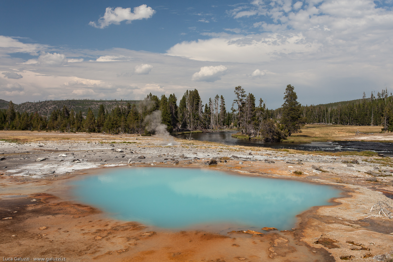 Biscuit Basin, un bacino geotermico dello Yellowstone NP, dove si trovano diversi geyser e colorate sorgenti termali