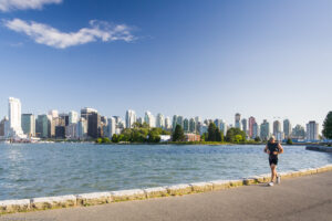 Vancouver è la maggiore città canadese sulla costa pacifica ed è proprio l'Oceano Pacifico a caratterizzare il clima, rendendolo tra i più miti del paese nordamericano