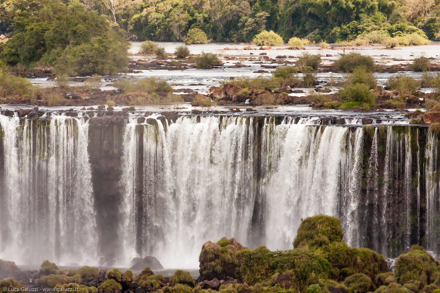 Brasile, las Cataratas del Iguazù viste dal lado brasileiro. In portoghese: "Cataratas do Iguaçu", in spagnolo: "Cataratas del Iguazú", in guaraní: "Chororo Yguasu".