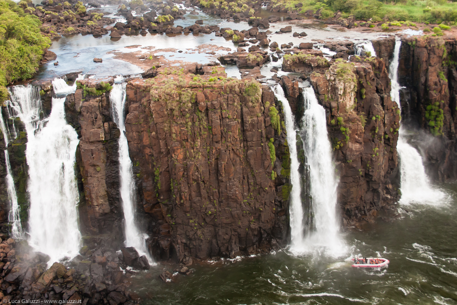 Cataratas del Iguazú, 275 cascate, con altezze fino a 70 metri, lungo 2,7 chilometri del fiume Iguazú