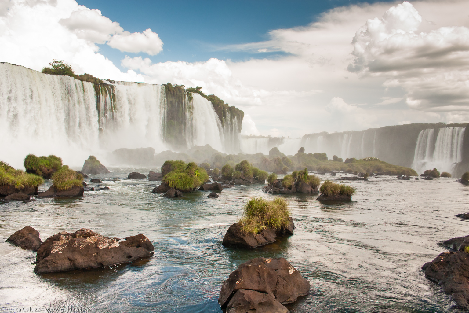 Cataratas del Iguazù: almeno 5000 metri cubi di acqua al secondo