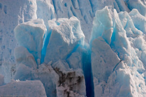 La fronte del Perito Moreno avanza ad una velocità di circa 700 metri all´anno, sebbene perda massa ad un ritmo praticamente analogo, il che significa che, se si escludono piccole variazioni, la fronte non è avanzata né indietreggiata negli ultimi 90 anni. Il ghiacciaio ha una profondità massima di circa 700 metri.