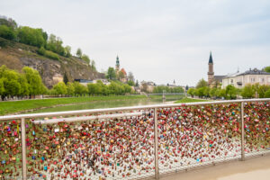 Salisburgo è situata sulle rive del fiume Salzach ai confini settentrionali delle Alpi e dell'Austria