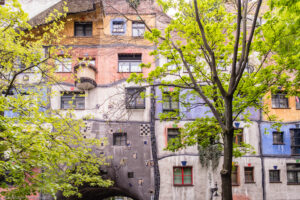 Hundertwasserhaus è un complesso di case popolari costruite nel 1986 a Vienna dall'architetto e artista Friedensreich Hundertwasser