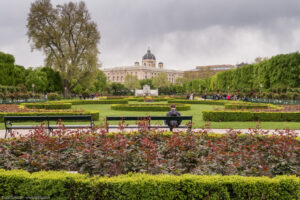 Il Volksgarten, situato lungo la Ringstrasse, è un parco realizzato nello stile barocco francese e secondo le forme di un parco all'inglese