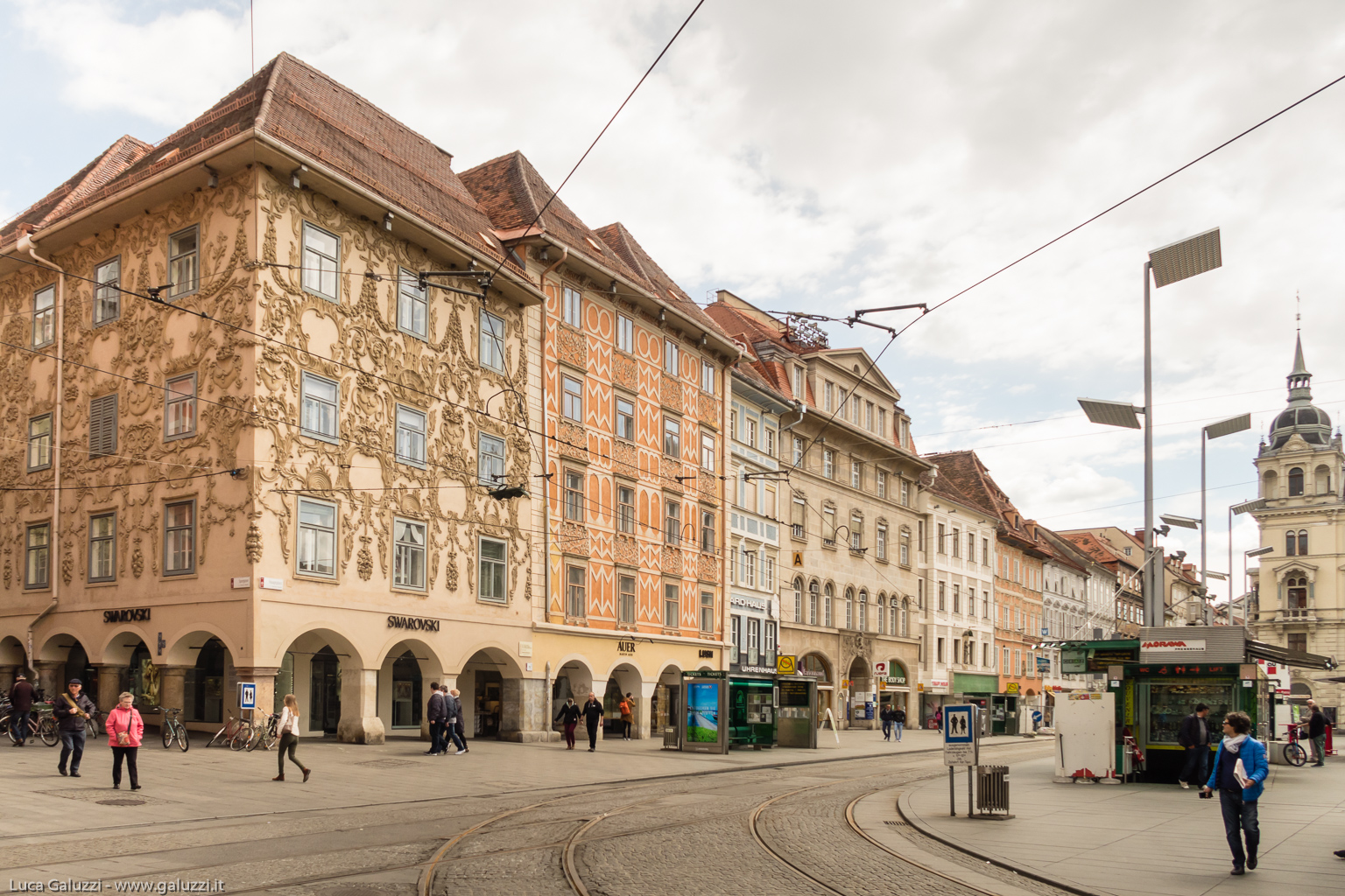 Graz era un forte romano, più tardi gli Sloveni vi costruirono un piccolo castello chiamato Gradec