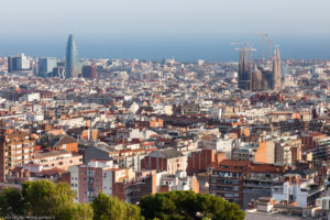 La Torre Agbar e la Sagrada Família viste da Gràcia, Barcellona