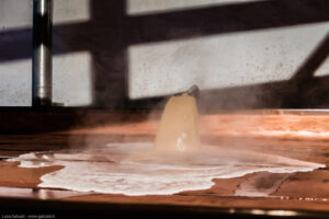 Il mosto fumante entra a cascata nella vasca di rame aperta, Brasserie Cantillon