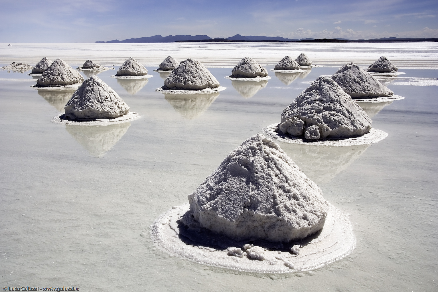 Raccolta del sale nel Salar de Uyuni, Bolivia