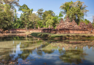 Banteay Srei è un tempio induista del X secolo d.C. Il suo nome significa Fortezza delle donne ed è dedicato al dio indù Shiva.