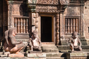 Sopra gli architravi delle porte di Banteay Srei sono presenti diversi frontoni decorati con bassorilievi, per la prima volta nella storia dell´architettura Khmer.
