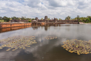 Angkor Wat (in lingua khmer Tempio della città) è un tempio khmer all´interno del sito archeologico di Angkor, in Cambogia, nei pressi della città di Siem Reap.